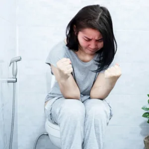 Pessoa com prisão de ventre crônica sentindo desconforto abdominal por constipação funcional